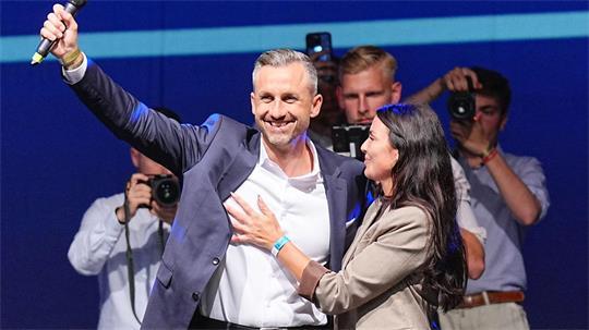 AfD-Spitzenkandidat Ulrich Siegmund lässt sich feiern.