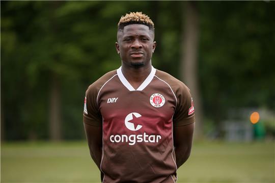 Afeez Aremu lächelt in die Kamera.
