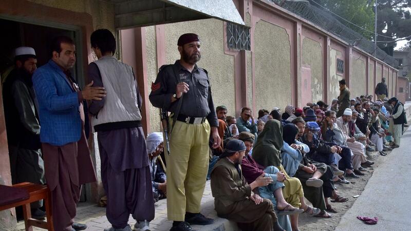 Drohende Abschiebung drängt Tausende Afghanen aus Pakistan Afghanische Einwanderer warten vor dem afghanischen Konsulat im pakistanischen Quetta, um Reisedokumente für die Rückkehr in ihr Heimatland zu erhalten.