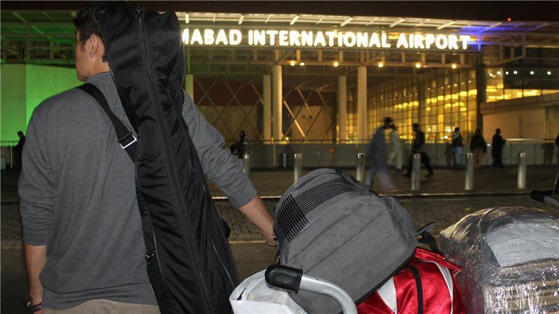 Afghanische Familien warten am Flughafen in Islamabad auf ihre Ausreise nach Deutschland.