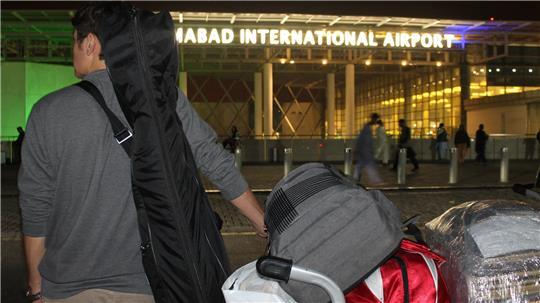 Afghanische Familien warten am Flughafen in Islamabad auf ihre Ausreise nach Deutschland.