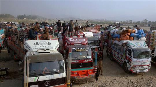 Afghanische Familien warten auf die Abfertigung an einem Grenzübergang in Pakistan.