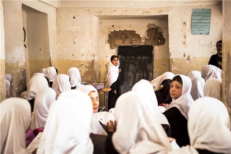 Afghanische Mädchen in der Schule: 2018, als die in Buxtehude lebende Fotografin Elaha Sahel das Bild aufgenommen hat, war das Alltag. Jetzt drehen die Taliban das Rad zurück. Foto: Sahel