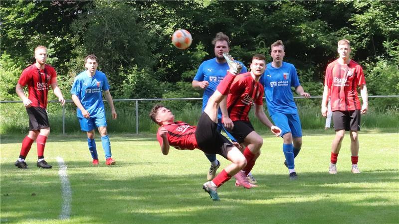 Traumtore inklusive – Agathenburg/Dollern ist Meister Agathenburgs Elias Pejas gelang der 1:1-Ausgleichstreffer per sehenswertem Fallrückzieher.