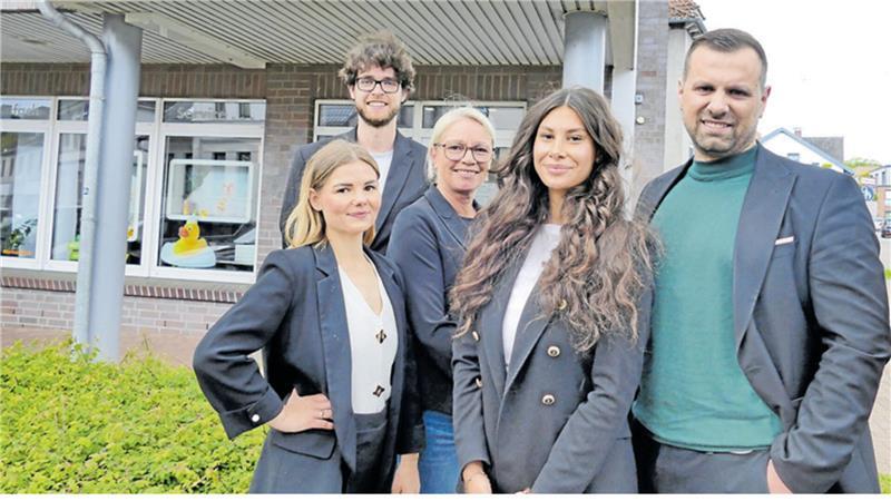 Agenturchef Leutrim Dullovi (rechts) mit seinem engagierten Team (von links) Gina-Christin Oberdörfer, Timo Degen, Tatiana Borchert und Lydia Tekin. Foto: Gisela Rivinius-Stucke