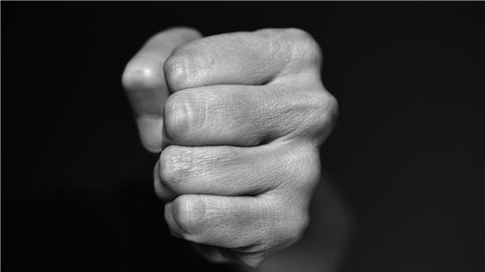 Aggressive Stimmung herrscht zwischen mehreren Männern in Winsen. Dann wird es handgreiflich.