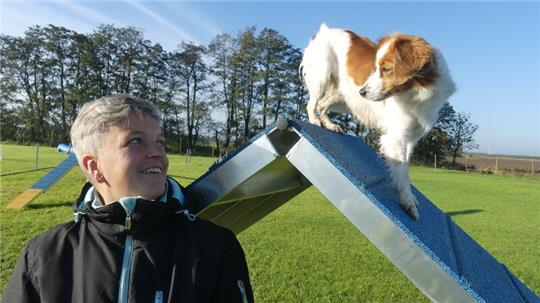 Agnes Sölter machte einen Trainerschein und unterrichtet seit 2018 Hunde und Halter.