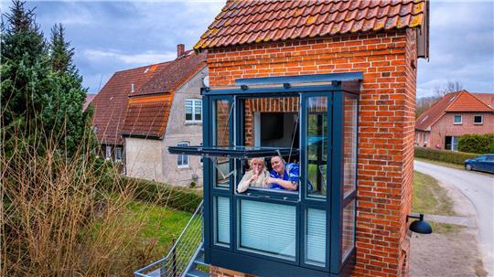 Agnes und Shumy Lechleitner aus Lüneburg gehören zu den ersten Bewohnern der kleinen Ferienwohnung im ehemaligen Trafoturm.