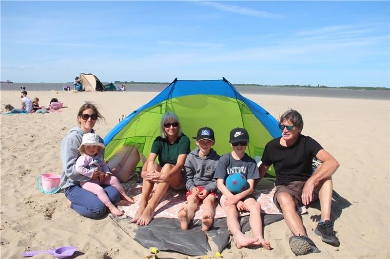 Agneta und Peter Kolbow genießen mit ihrer Tochter Anne Schwarze und Hugo (8), Lorenz (11) und Tilla (1) das Strandleben in Bassenfleth .