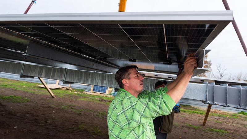 Neue Regeln: Hühnerpanel statt Hühnerleiter Agri-PV-Anlage schützen vor Starkregen und sorgen für weniger Verdunstung und Austrocknung des Bodens.