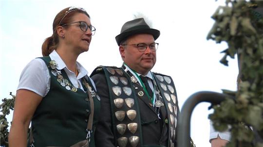 Ahlerstedts neuer König Thomas Müller mit seiner Königin Birte Kück bei der Proklamation