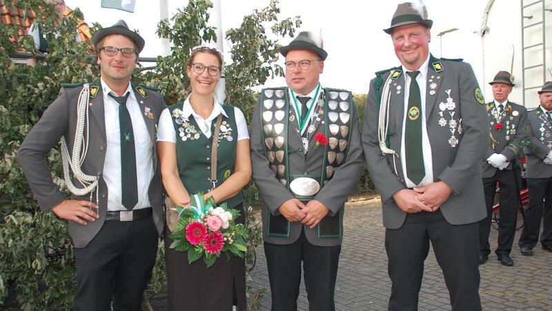 Ahlerstedts neues Königspaar Birte Kück und Thomas Müller mit seinen Adjutanten Dennis Sellmann (rechts) und Frank Müller
