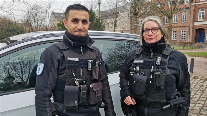 Ahmad Fandi und Claudia Renken sind seit Juli 2022 als Team für das Ordnungsamt Bremerhaven unterwegs.