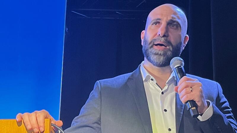 Ahmad Mansour in Stade: „Integration ist Bringschuld der Zugewanderten“ Ahmad Mansour bei seinem Vortrag in der Jobelmannschule.