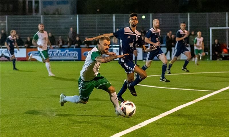 Der ASC steht am Scheideweg Ahmed Mhamdi im Laufduell mit dem Harsefelder Marcel Meyer (vorne). Der Verteidiger hat den ASC Cranz-Estebrügge schon jetzt verlassen. Dem ASC steht ein Umbruch bevor. Ob Spieler wie Mathias Harms (33) und Hendrik Stahmer (36; beide im Hin