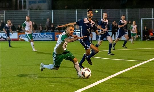 Ahmed Mhamdi im Laufduell mit dem Harsefelder Marcel Meyer (vorne). Der Verteidiger hat den ASC Cranz-Estebrügge schon jetzt verlassen. Dem ASC steht ein Umbruch bevor. Ob Spieler wie Mathias Harms (33) und Hendrik Stahmer (36; beide im Hin