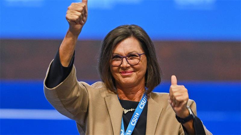 Merz beim CSU-Parteitag unter Zugzwang Aigner ließ sich auf dem Parteitag feiern.