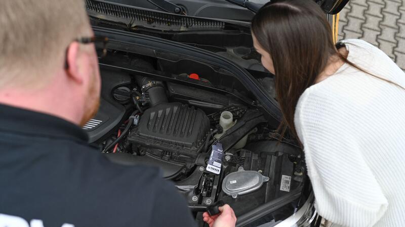 Ailt Broer, Fahrlehrer aus Aurich, erklärt seiner Fahrschülerin Lea M., die den Führerschein mit 17 erwerben möchte, die einzelnen Bauteile eines Motors.