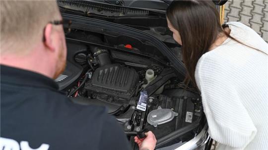 Ailt Broer, Fahrlehrer aus Aurich, erklärt seiner Fahrschülerin Lea M., die den Führerschein mit 17 erwerben möchte, die einzelnen Bauteile eines Motors.