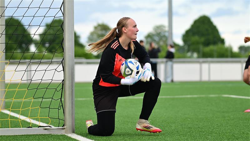 Eine Frau im Herrenfußball: Apensens Aina Kraatz geht ihren eigenen Weg Aina Kraatz ist eine von mehr als 300 Frauen in Niedersachsen, die bei den Männern spielen.