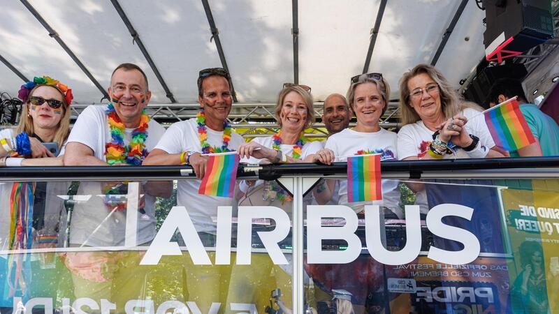 Airbus-Mitarbeiter setzen Zeichen beim CSD in Hamburg Airbus-Angestellte fuhren auf einem eigenen Truck des Flugzeugbauers mit.
