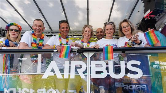 Airbus-Angestellte fuhren auf einem eigenen Truck des Flugzeugbauers mit.