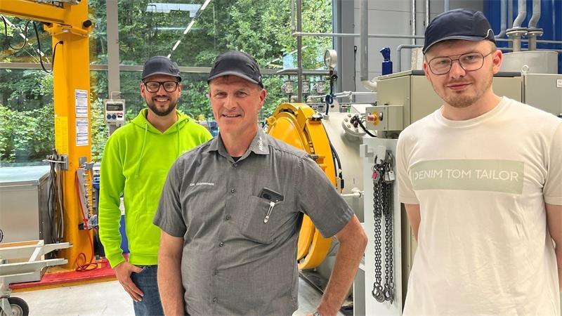 Airbus-Ausbildungsleiter Michael Bockhorst, Ausbilder Eric Griemsmann und Azubi Thomas Siems in einer der Ausbildungshallen des Stader Werks.
