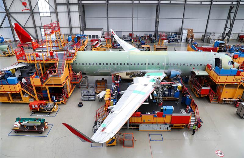 Airbus Beschäftigte arbeiten im Airbus Werk in Finkenwerder in der Endmontagelinie der Airbus A320 Familie. Foto: Christian Charisius/dpa