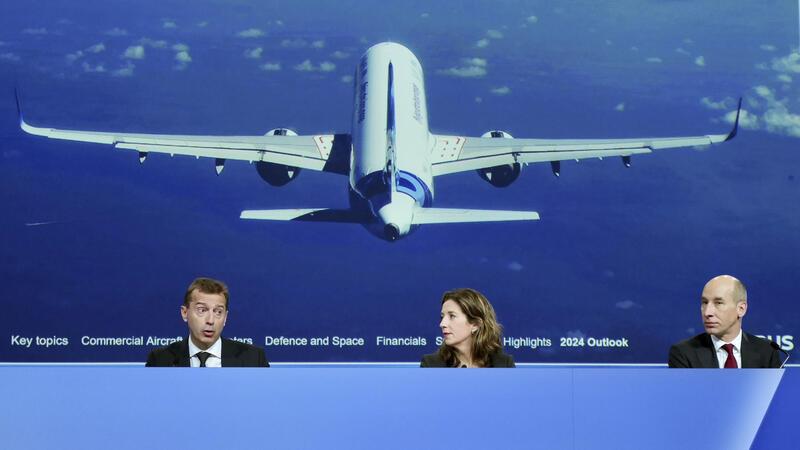 Auftragsboom: Airbus will 2024 noch mehr Flugzeuge produzieren Airbus-CEO Guillaume Faury (l), Chief Sustainability Officer und Communications Julie Kitcher und Chief Finance Officer Thomas Toepfer präsentieren die Jahresergebnisse des europäischen Luft- und Raumfahrtkonzerns in Blagnac in der Nähe von Toulouse im Südwesten Frankreichs.