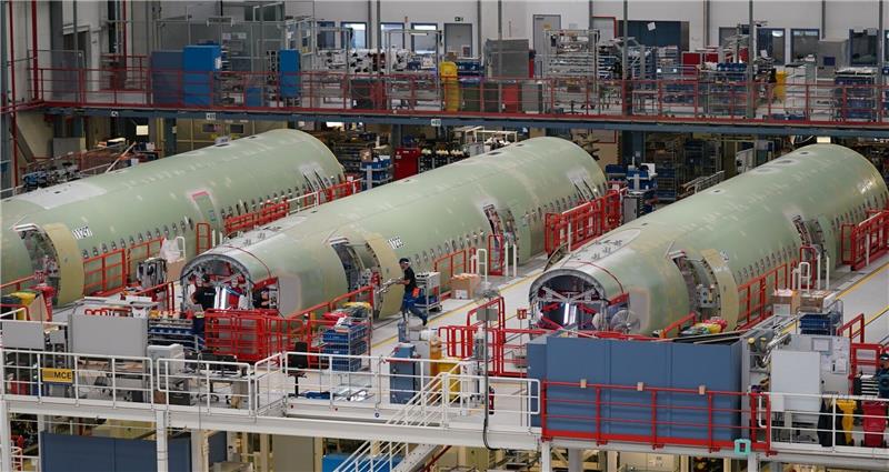 Airbus-Fertigung in Hamburger Stadtteil Finkenwerder: Engpässe etwa bei wichtigen Bauteilen machen Flugzeug- und Triebwerksherstellern weiter zu schaffen.
