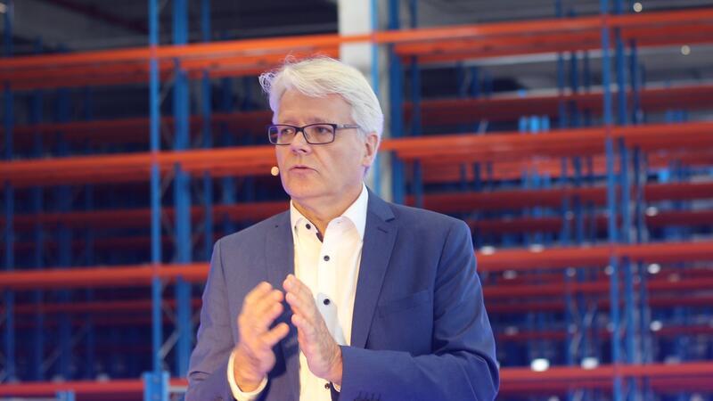 Airbus-Projektleiter Klaus Fischer bei der Einweihung des neuen Materialwirtschaftszentrums.