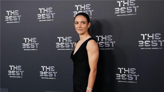 Aitana Bonmati lächelt bei ihrer Ankunft zu den Best FIFA Football Awards.