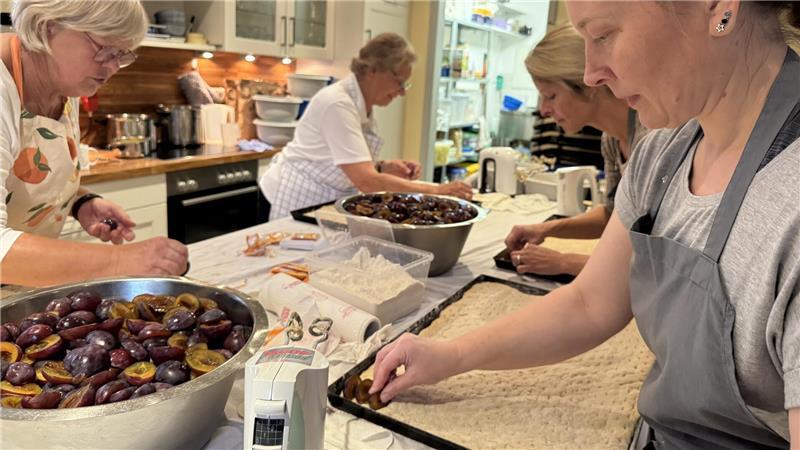 Der letzte Backtag in Agathenburg: Die Kunst, ein Höllenfeuer zu zähmen Akkordarbeit: Irmgard Frankenfeld, Bärbel Martens, Mandy Manthei und Linda Lensch (von links) belegen die Obstböden mit frischen Pflaumen.