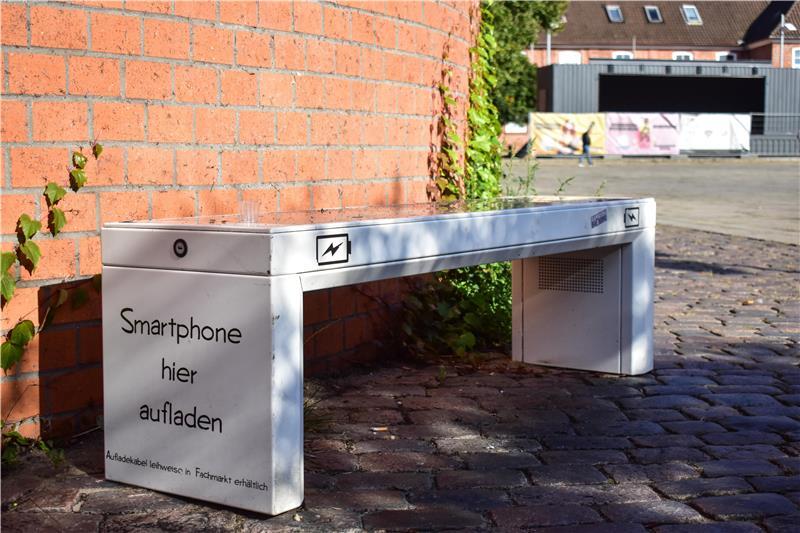 Weiße Bank, an der man sein Handy aufladen kann.