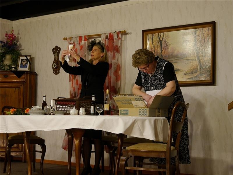 Theoterspeeler feiern nach drei Jahren ein Revival Akribisch durchsuchen die Schwägerinnen Elfriede und Anneliese Schmitt (v. l. Christiane Ahlf und Gabi Kück) den Nachlass von Erbonkel Hermann. Foto: Umland