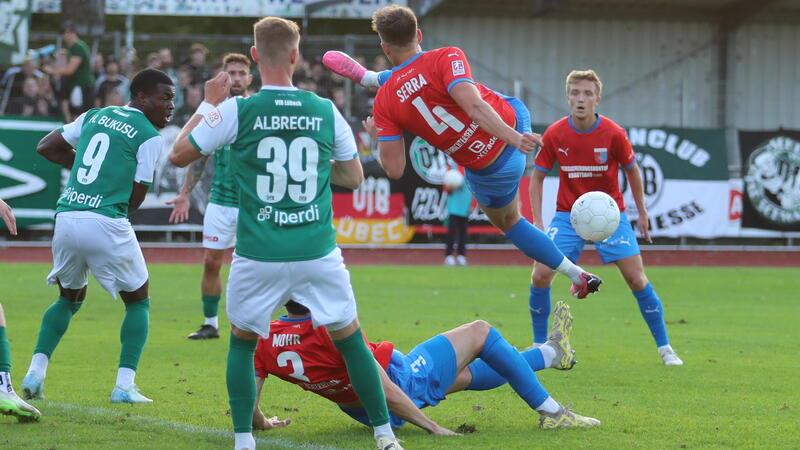 Akrobatik im Lübecker Strafraum. Nikola Serra verpasst beim Seitfallzieher den Ball.