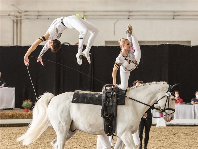 Akrobatik und Tanz auf dem Pferd: Das Team Fredenbeck gewann die WM-Sichtung mit ihrer Kür mit dem Thema „Unleash yourself!“. Fotos: Schwartz