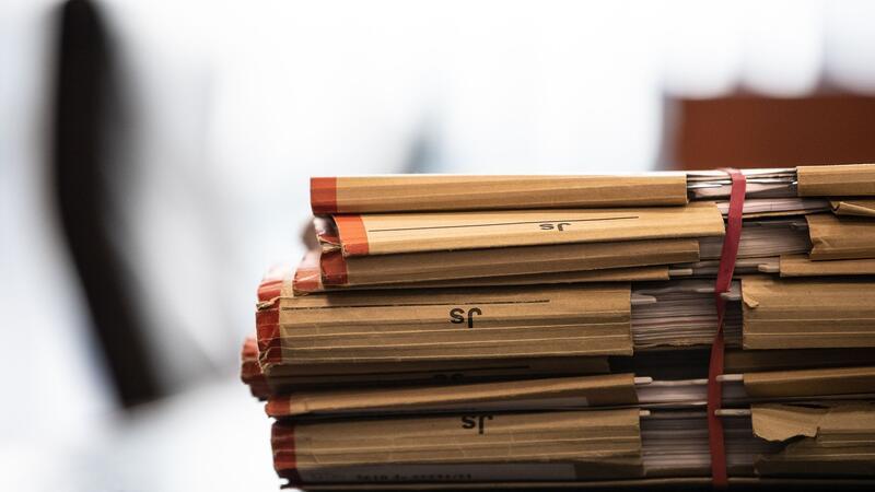 Vater fordert vor Gericht Rückkehr der Kinder Akten liegen vor einem Prozess in einem Landgericht auf dem Tisch.