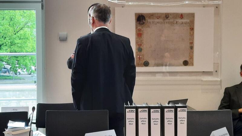 Aktenordner der CDU-Fraktion mit der Aufschrift „Gehaltsaffäre Weil“ stehen im Landtag von Niedersachsen auf einem Tisch.