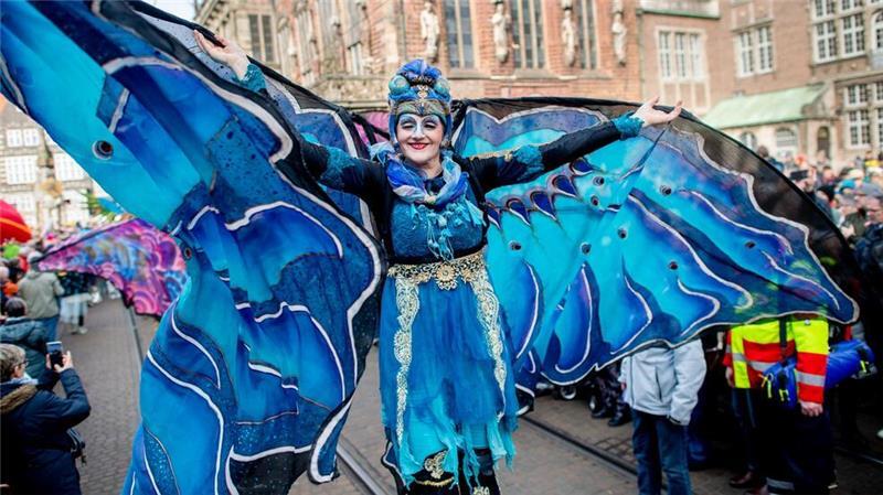 Akteure in bunten Kostümen ziehen in einem Straßenumzug zum 40. Bremer Samba-Karneval durch die Innenstadt.