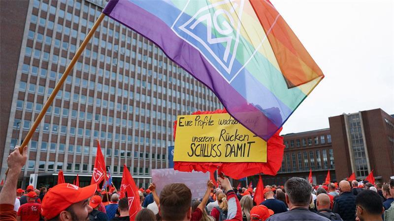 Aktion in Wolfsburg: Direkt am Vorstandhochhaus kamen Beschäftigte zu lautem Protest zusammen.