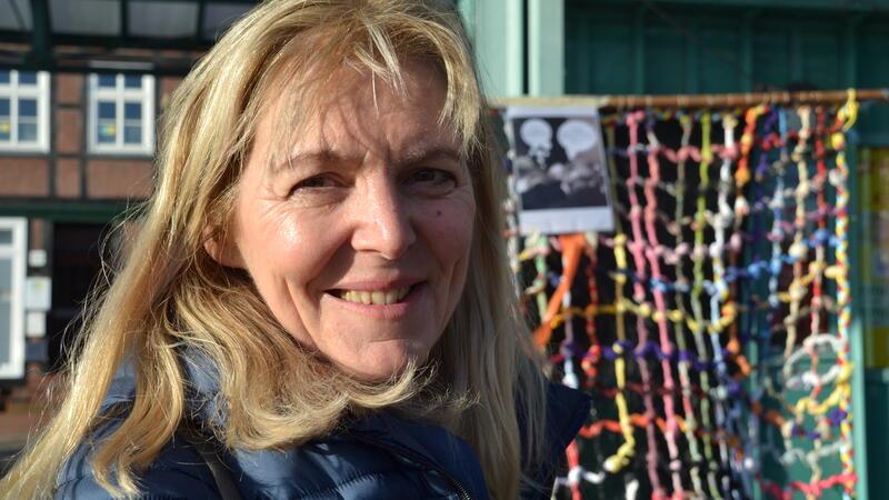 Aktionskünstlerin Carola Kühler knüpfte ein buntes Netz gegen braunen Einheitsbrei.
