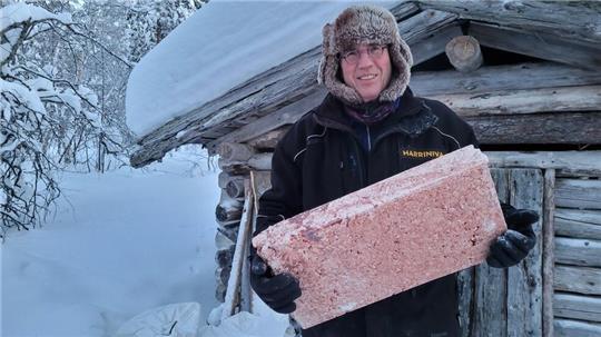 Aktiv-Urlaub in Lappland: Bei Minus 30 Grad packt Peter Sommer mit an, um die Huskys zu versorgen.