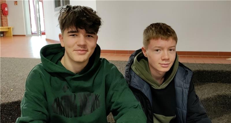 Warum sich Schüler ehrenamtlich engagieren sollen Aktiv im Fußballverein: Tim Hähnichen und Kilian Siepert.Foto: Lohmann