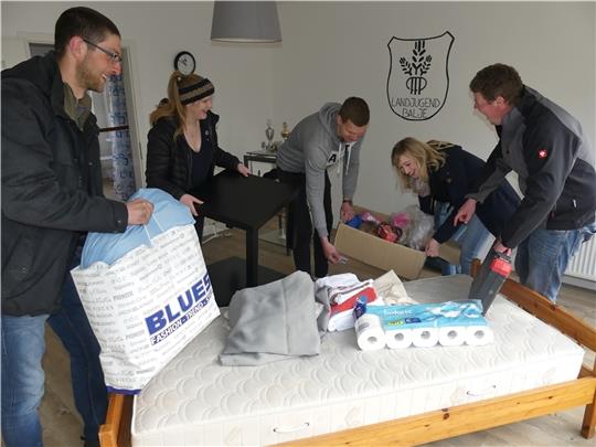 Aktive und Vorstandsmitglieder der Landjugend Balje räumen ihren Jugendtreff und richten die Einraumwohnung für Flüchtlinge ein. Fotos: Knappe
