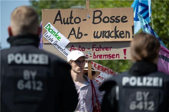 Aktivisten bei der Abschlussdemonstration gegen die Automesse IAA MOBILITY 2023 in München.