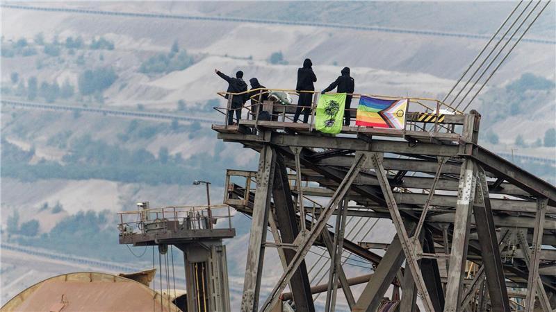 Bilder des Tages Aktivisten besetzen einen Kohlebagger im Tagebau Hambach. Sie fürchten, dass der Konzern RWE einen Teil vom Hambacher Forst für einen Yachthafen roden lässt.