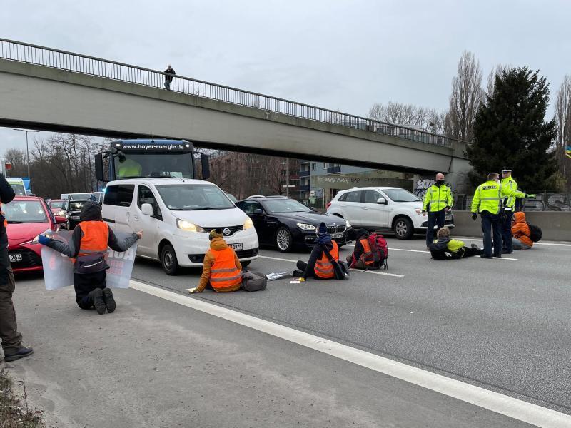 Aktivisten blockieren die Berliner Stadtautobahn 100. Foto: Paul Zinken/dpa