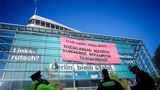 Aktivisten demonstrieren mit einer Kletter-Aktion am Konrad-Adenauer-Haus in Berlin.
