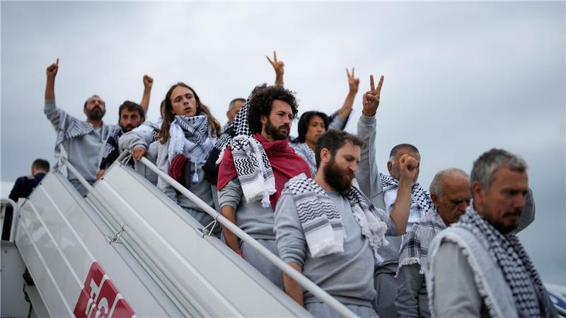 Aktivisten der Global Sumud Flotilla steigen bei der Ankunft auf dem Istanbuler Flughafen aus einem Flugzeug aus.